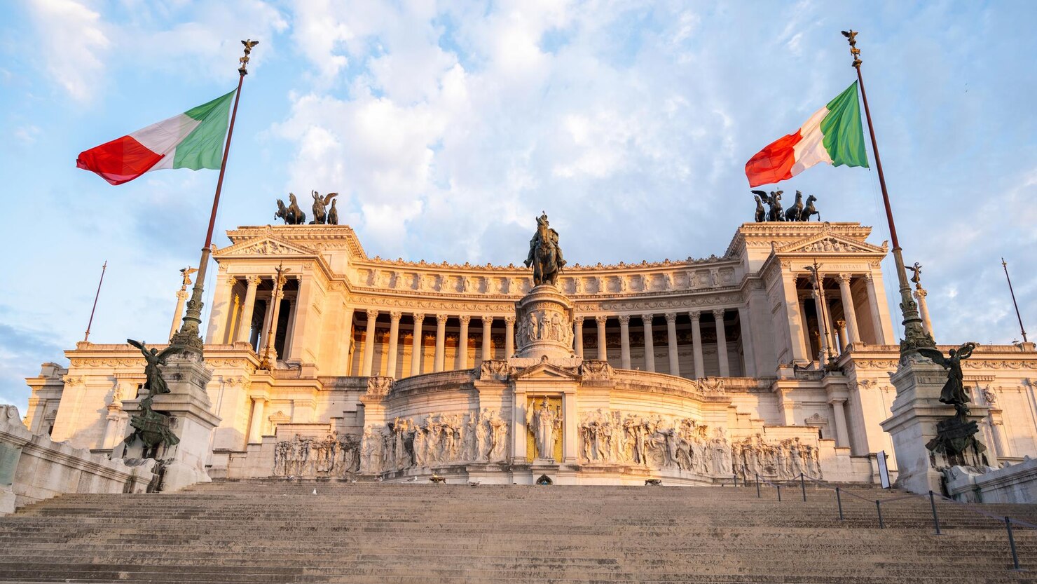 monument-victor-emmanuel-ii-rome-au-coucher-du-soleil-italie_1268-20472